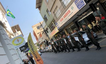 Atiradores do TG participam de momento cívico de substituição de bandeira