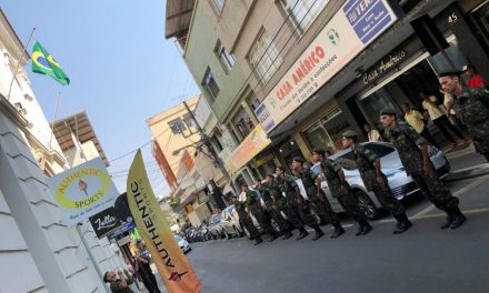 Atiradores do TG participam de momento cívico de substituição de bandeira