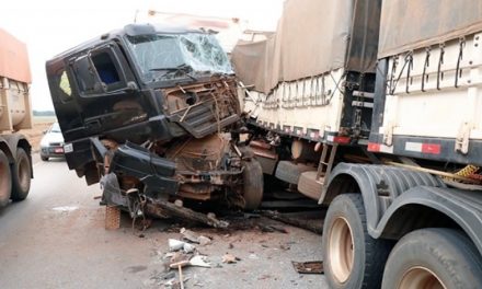 Motorista de Luz morre após colisão entre duas carretas