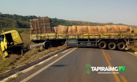 Carreta atravessa pista e interdita trecho da LMG-891