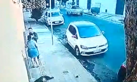 Câmera flagra homem discutindo com a ex antes de matá-la na frente da escola das filhas