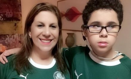 Mãe que narra jogo para filho cego é finalista de prêmio da Fifa