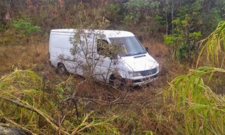 Veículo sai da pista após derrapar na BR-354