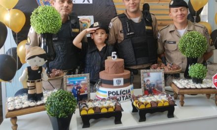 Policiais de Formiga surpreendem criança de 5 anos com festa de aniversário