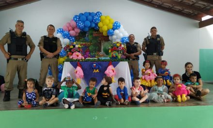 Militares apadrinham crianças de creche municipal de Arcos