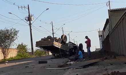 Em Arcos: homem fica ferido em acidente entre carro e caminhonete