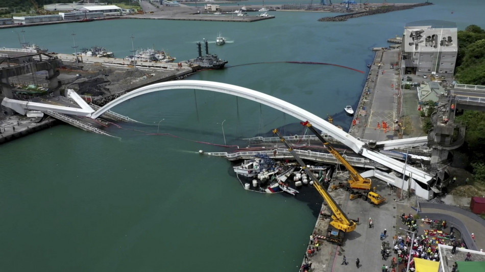 Ponte desmorona em Taiwan e deixa feridos