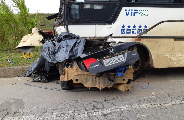 Acidente entre carro e ônibus deixa mortos na BR-262 em Campos Altos