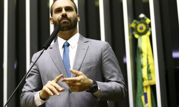 Eduardo Bolsonaro compara professores a traficantes; PF deve analisar fala