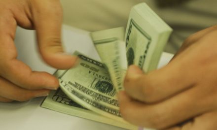 Dólar encosta em R$4,22 e fecha no maior valor desde criação do real