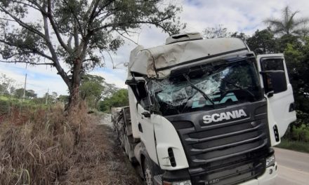 Pista molhada causa acidente com carreta em Pains