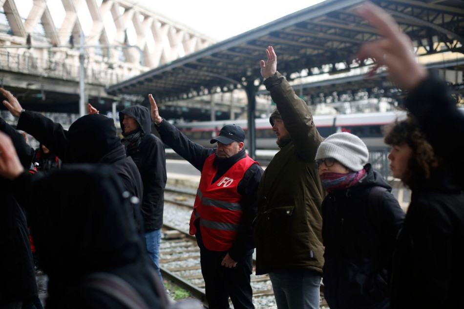 Sindicatos mantêm greve na França e negam ‘trégua de Natal’