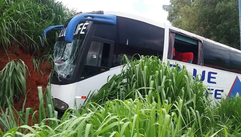 Ônibus se envolve em acidente na BR-262