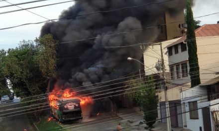 Ônibus usado para vender cachorro-quente pega fogo em Divinópolis