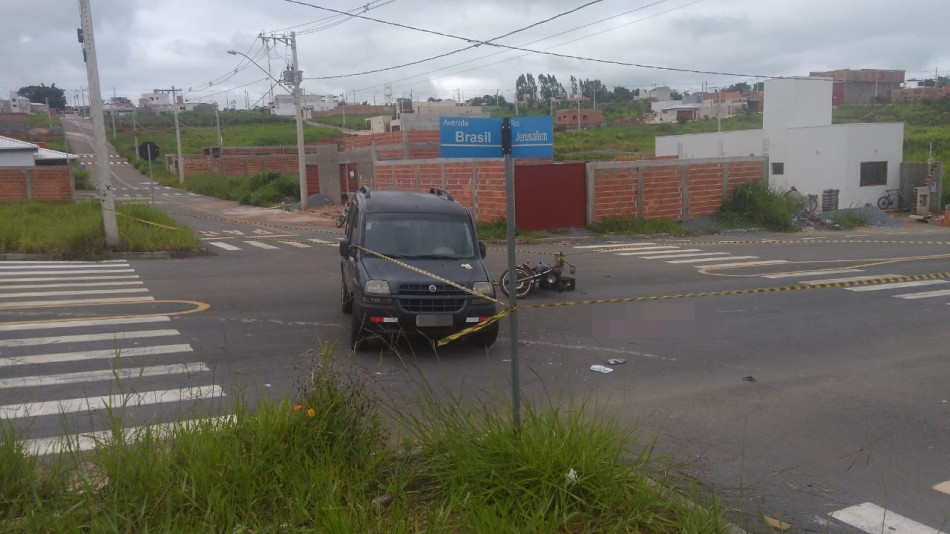 Homem morre após colisão entre moto e carro em Arcos