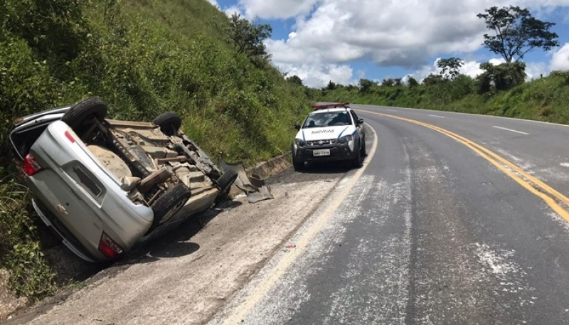 Carro com três ocupantes capota na BR-354