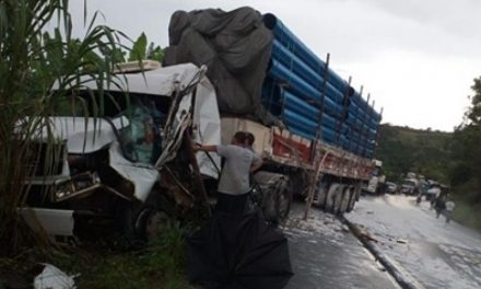 Acidente entre carretas deixa motorista ferido na BR-354