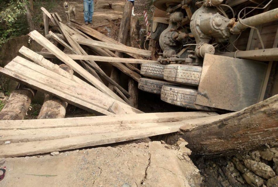 Acidente provoca queda de ponte na comunidade de Moita Fria