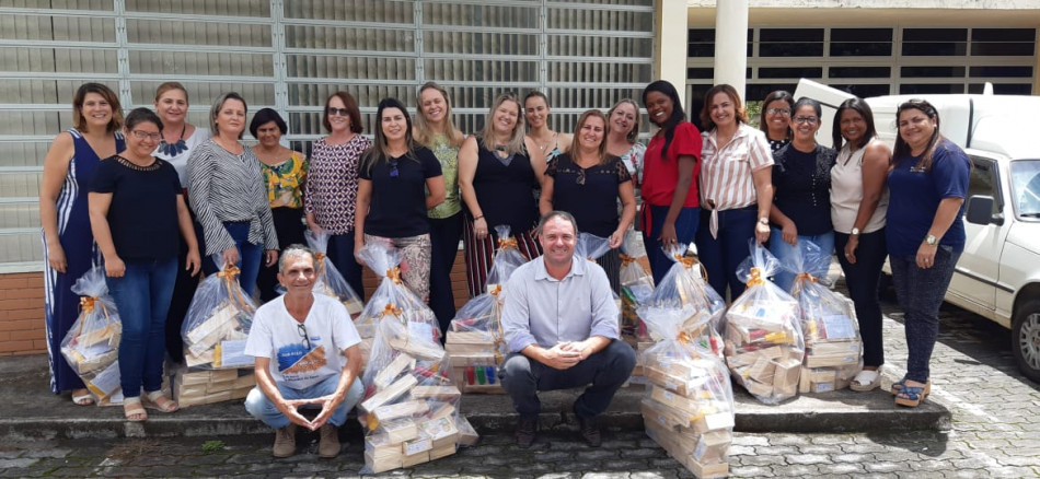 Diretoras de escolas municipais de Formiga recebem kits pedagógicos