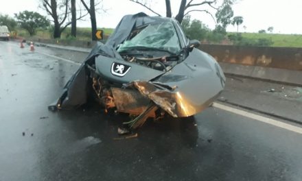 Acidente entre carro e carreta deixa morto e feridos na BR-262 em Luz