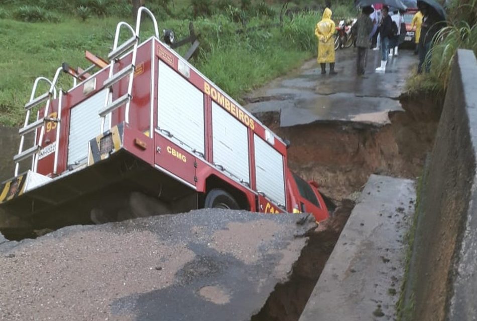 Viatura dos Bombeiros cai de ponte destruída por chuvas em Minas