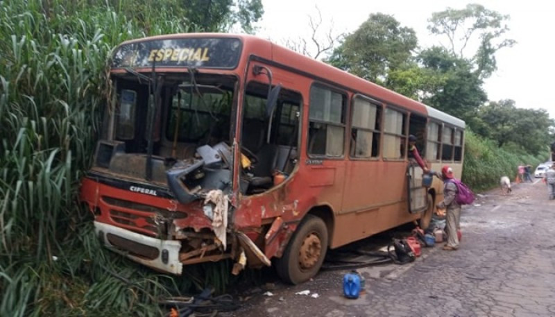 Ônibus com trabalhadores rurais se envolve em acidente com carreta