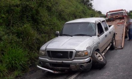 Caminhonete capota na BR-354 em Córrego Danta