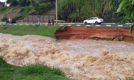 Temporal causa estragos e alagamentos em Candeias e Campo Belo