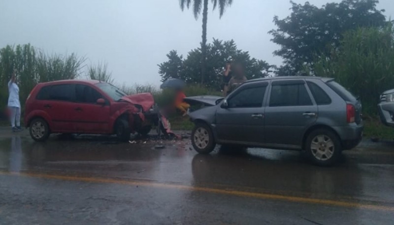 Colisão entre carros deixa seis pessoas feridas na BR-354