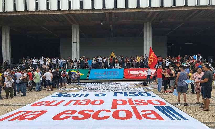 Servidores da educação de Minas Gerais decidem seguir com greve por tempo indeterminado