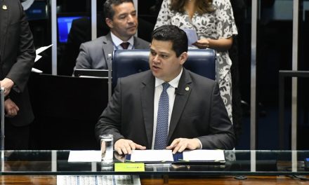 Presidente do Senado critica estímulos à ‘aglomeração de pessoas nas ruas’ após Bolsonaro participar de ato