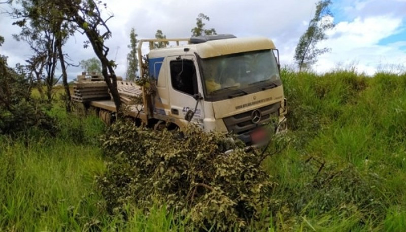 Caminhão com placas de Arcos se envolve em acidente na BR-354