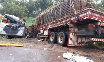 Acidente entre caminhão e ônibus deixa 11 mortos e 17 feridos em Minas