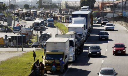 Justiça Federal proíbe caminhoneiros grevistas de bloquear BR-101