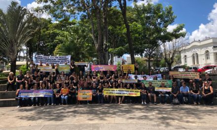 Professores realizam manifestação em Formiga