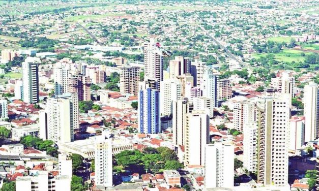 Mulher é encontrada nua e com corte no pescoço às margens de rodovia após ser espancada pelo companheiro em Uberlândia