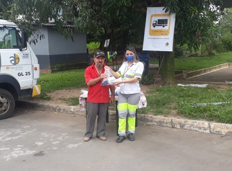 Nascentes das Gerais distribui kit de  alimentação e higiene aos caminhoneiros