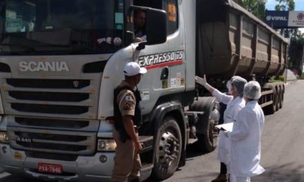 Alimentos e materiais de higiene são distribuídos a caminhoneiros na MG-050