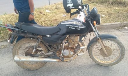 Colisão entre motocicleta e caminhonete é registrada em Arcos