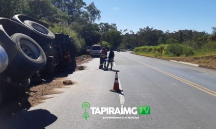 Motorista fica gravemente ferido após carreta tombar na BR-262