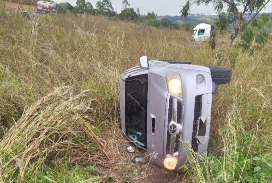 Caminhonete capota na BR-354, em Formiga