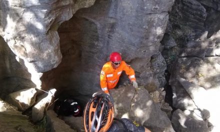 Mulher se fere ao cair em vala na região do Rastro de São Pedro, em Arcos