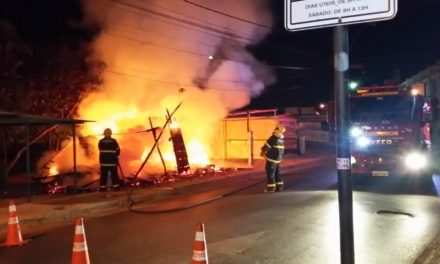 Incêndio é registrado em barraco de camelô no Centro de Formiga