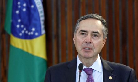 Ministro determina passaporte de vacina