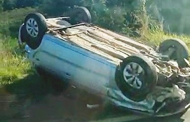 Condutor com sintomas de embriaguez capota veículo na BR 354