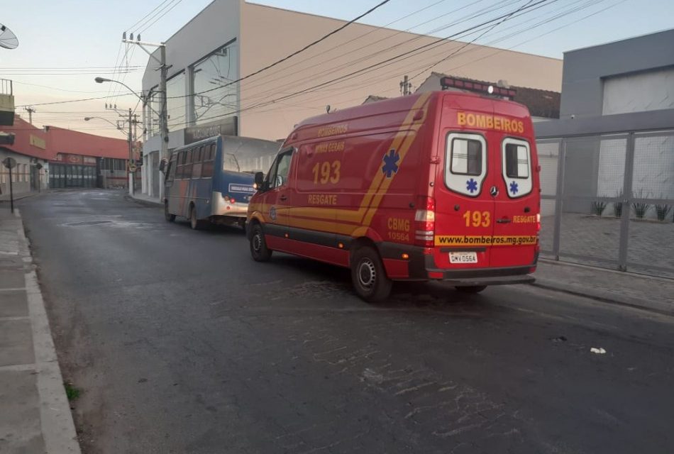Mulher é atropelada por micro-ônibus na Barão de Piumhi