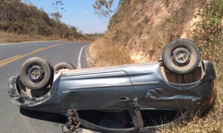 Motorista com sintomas de embriaguez é multado após carro capotar na MG-164