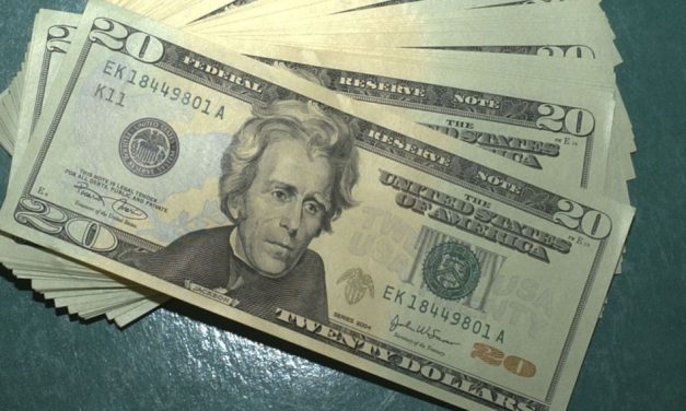 Dólar abre a semana em queda