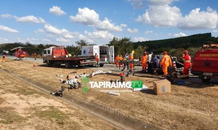 Homem é socorrido de helicóptero após acidente entre caminhonete e carreta na BR-262