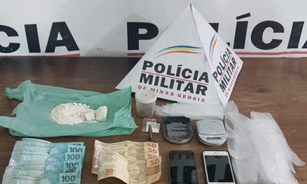 PM de Arcos prende dois e apreende menor por tráfico de drogas